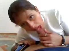 Chica mujeresmamando con una polla en un pedazo de boca llena