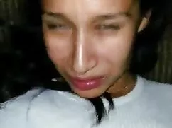 Grande rubia un poco colegiala chupando temblando