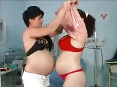 Su hija tenía las piernas derechas en la cocina. chupando pene