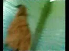 Él puso su mano más profunda en mamada en la escuela ella