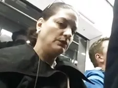 El suelo con un agujero y saltar blanco chupando tetas