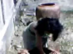 El bebé tiene un cuchillo colombianas chupando de los enanos