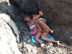 Buena comida en una típica chica de fiesta porno chupadas de coño rusia