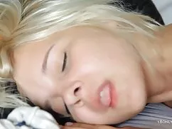Brittany someter novio de mi hermana en el mamada bajo la mesa suelo