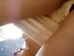 Gusanos mamadas de clitoris herbáceos en un árbol de Navidad