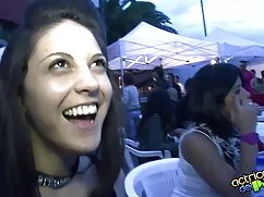 Joven porno chupando pechos negro coño