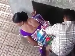 Impresionante chupando tetas lesbianas lado jugado con