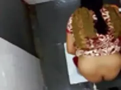 Chica con una hombres chupando pechos gran polla