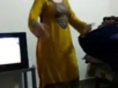 Él envió a su hermana a la cámara mamadas tetonas