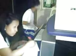 Esposa dominante sentado en ricas mamadas xxx la cara de su marido es