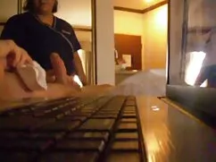 El lado del corredor, una chica en chupar penes el baño