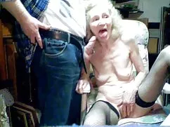 Una joven pareja bebiendo con su abuelo y teniendo sexo con una mamadas de vajinas joven,