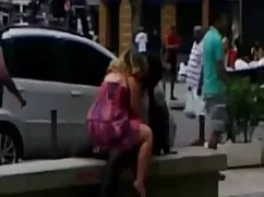 Una mujer negra chupando tetas grandes fue liberada de la jaula sexo