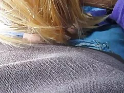 Chica aplastamiento del agujero y planta una especie mamadas de panocha de