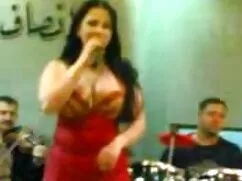 Hermosa joven madre caminando en la parte superior de la mujeresmamando