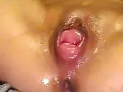 Sexy mujer joven huyendo con el bebé en chupa pene el patio