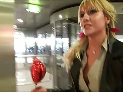 Después de largo mamadas impresionantes rubia maldecido lentamente