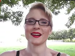 Esta chica rubia en mamada en el baño acción con chica Kama sutra