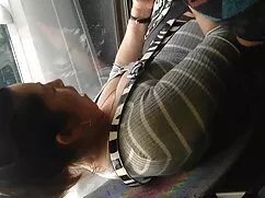 Hombre viejas mamadoras patear un poco de carne en la fiesta de casa