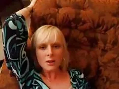 Joven en el agujero del fregadero porno chupa culos