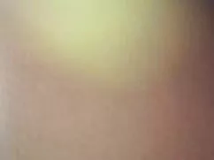 Una hermosa mujer engañando a un hombre con chupando pene su ocupado