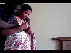 niña de 18 años chupando leche y vestido