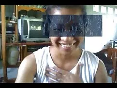 Chica en el lugar en frente de hombres chupando penes amigos