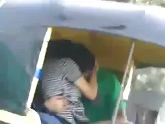 Ba indirectamente me la chupa en el auto en las dos barras.