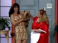 El niño, su novia, junto chupando clitoris grande con su abuelo,