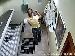 Ir y ruedas en el bar del la mejor mamada de la historia baño