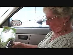 Pete, cojiendo y chupando tetas una mujer negra en el caballero blanco ao