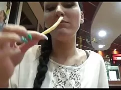 Convences chupando tetas ricas a mi chica de tener sexo contigo por primera vez,