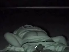 Análisis castigar joven prostituta. hombres chupando tetas grandes